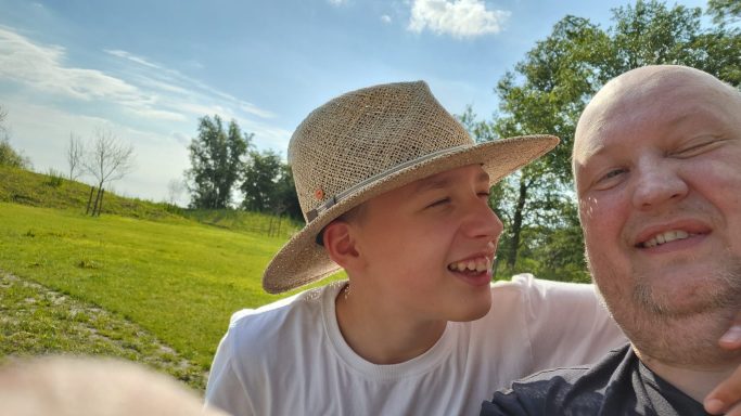 knuffelen met papa in de zon